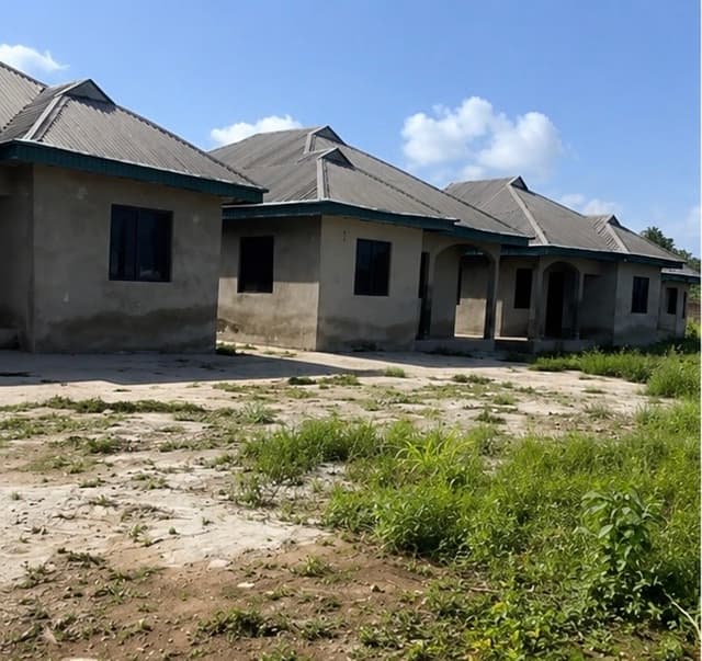 8 Units of Two Bedrooms Flat on 3 Plots of Land with 1 Extra Empty Plot of Land photo 3