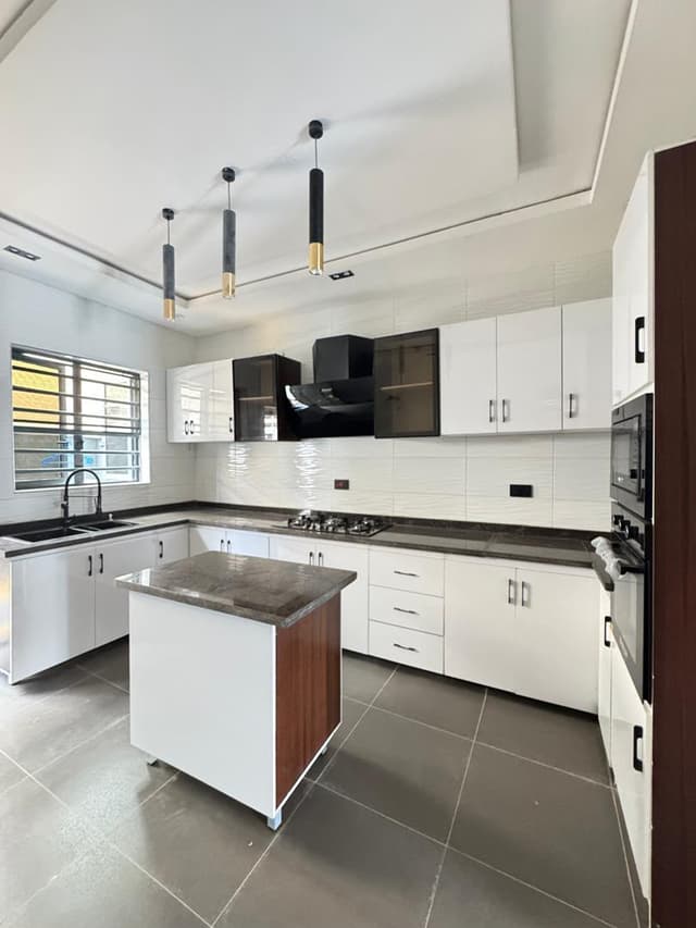 Luxury 4-Bedroom Semi-Detached House For Sale photo 3