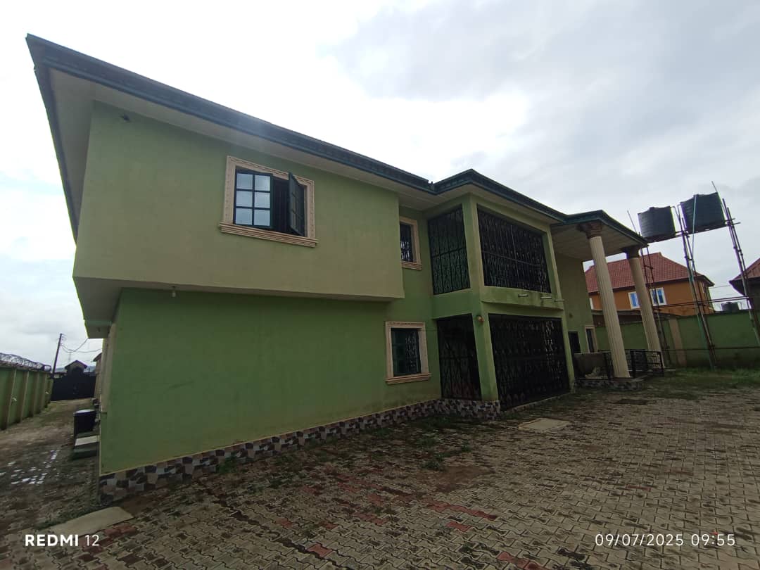 5 bedroom detached house