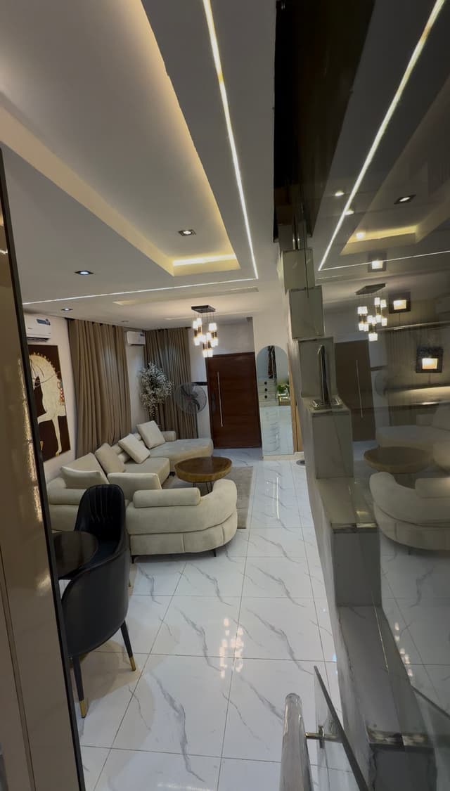 Luxury 2-Bedroom Duplex with Private Compound in Yaba photo 2
